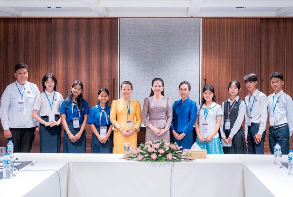 ឯកឧត្តម សុខ ពុទ្ធិវុធ អញ្ជើញអម លោកជំទាវបណ្ឌិត ពេជ ចន្ទមុន្នី ហ៊ុន ម៉ាណែត ក្នុងពិធីជួបសំណេះសំណាលសម្ដែងការគួរសមរបស់ប្រតិភូយុវជន នៃកម្មវិធីអ្នកដឹកនាំយុវជនអាស៊ី ឆ្នាំ២០២៤